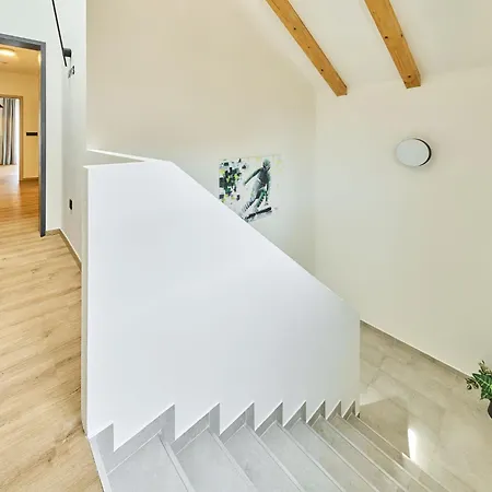 Luxury Mountain Attic With Ac & Netflix By Interhome * Černý Dŭl